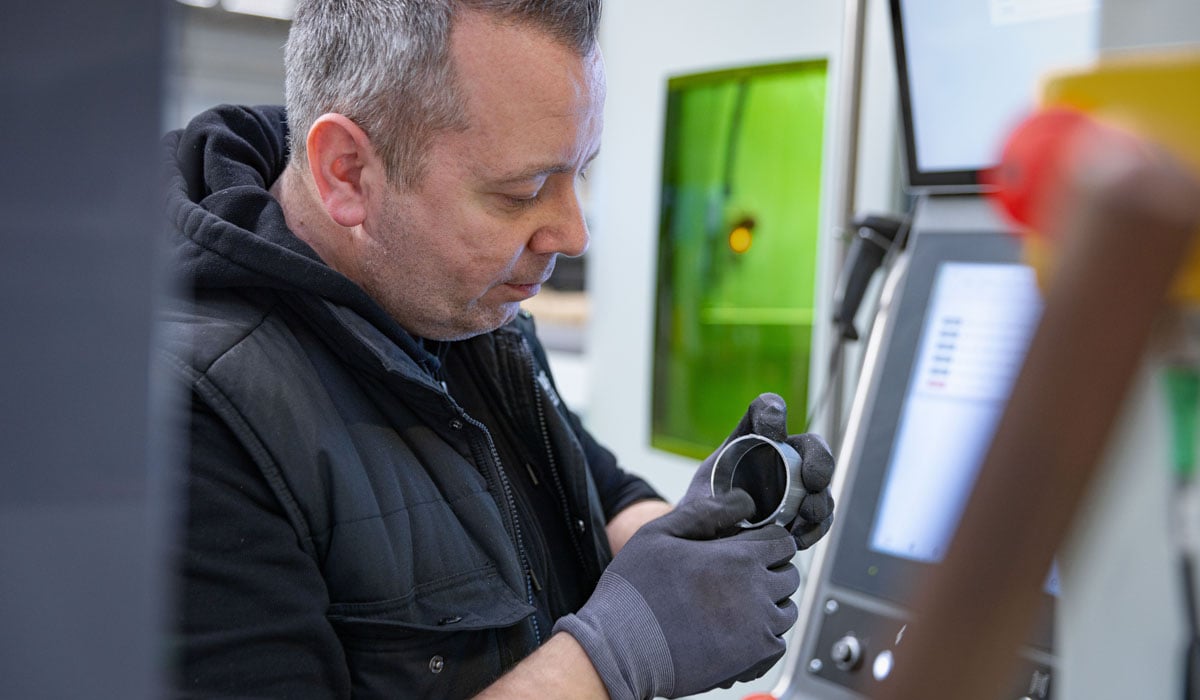 Operator met buisonderdeel
