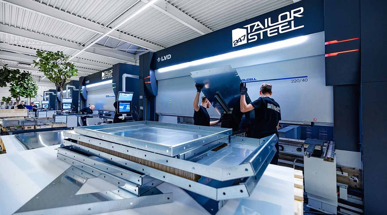 Großes Metallteil, gebogen auf einer LVD-Biegemaschine