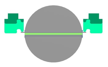 Grande pièce ronde avec des ergots parallèles à la ligne de pliage.