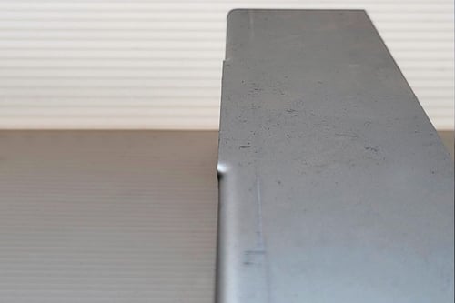 Déformation saillante à angle droit.