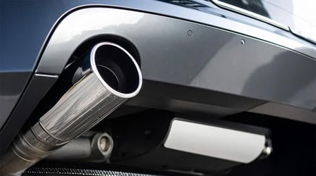 Edelstahl-Auspuffanlage unter dem Auto