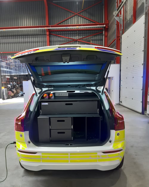 Mecelar omgebouwde politiewagen
