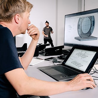 Engineer werkt aan het 3D-model van een Portal