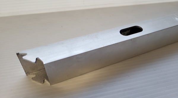Tube en aluminium avec trou oblong