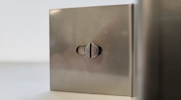 Trou oblong avec boulon