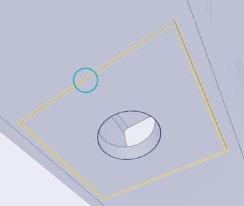 buis met gat omgeven door gravure