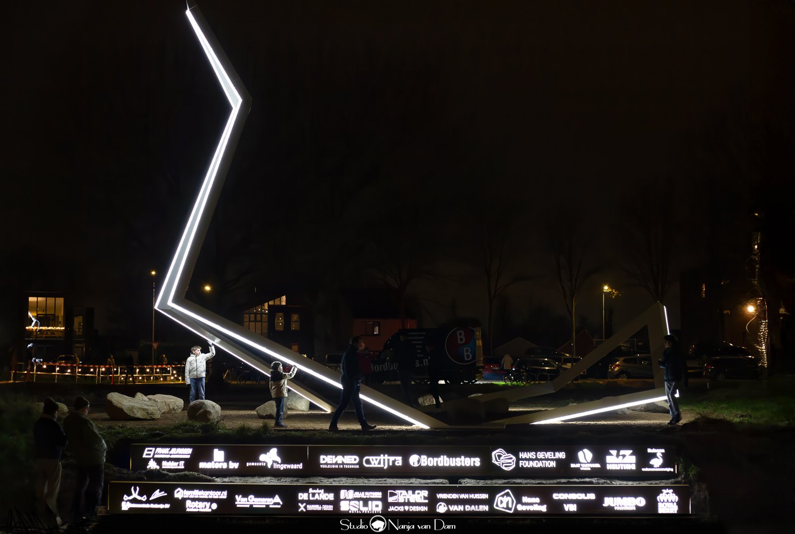 lichtskulptur de zwoan nachts 